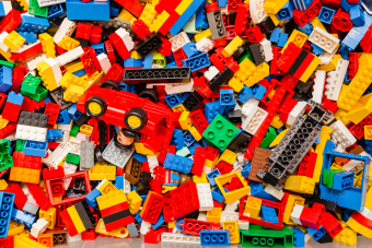 Zu sehen ist ein Haufen Legobausteine. Steine in verschiedenen Farben und Formen. 
